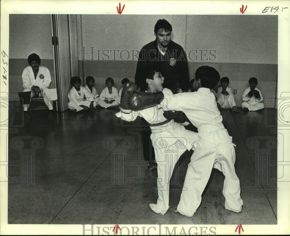 1981 Press Photo Sam Caliva referees Tellez brothers during Karate lesson.- Historic Images