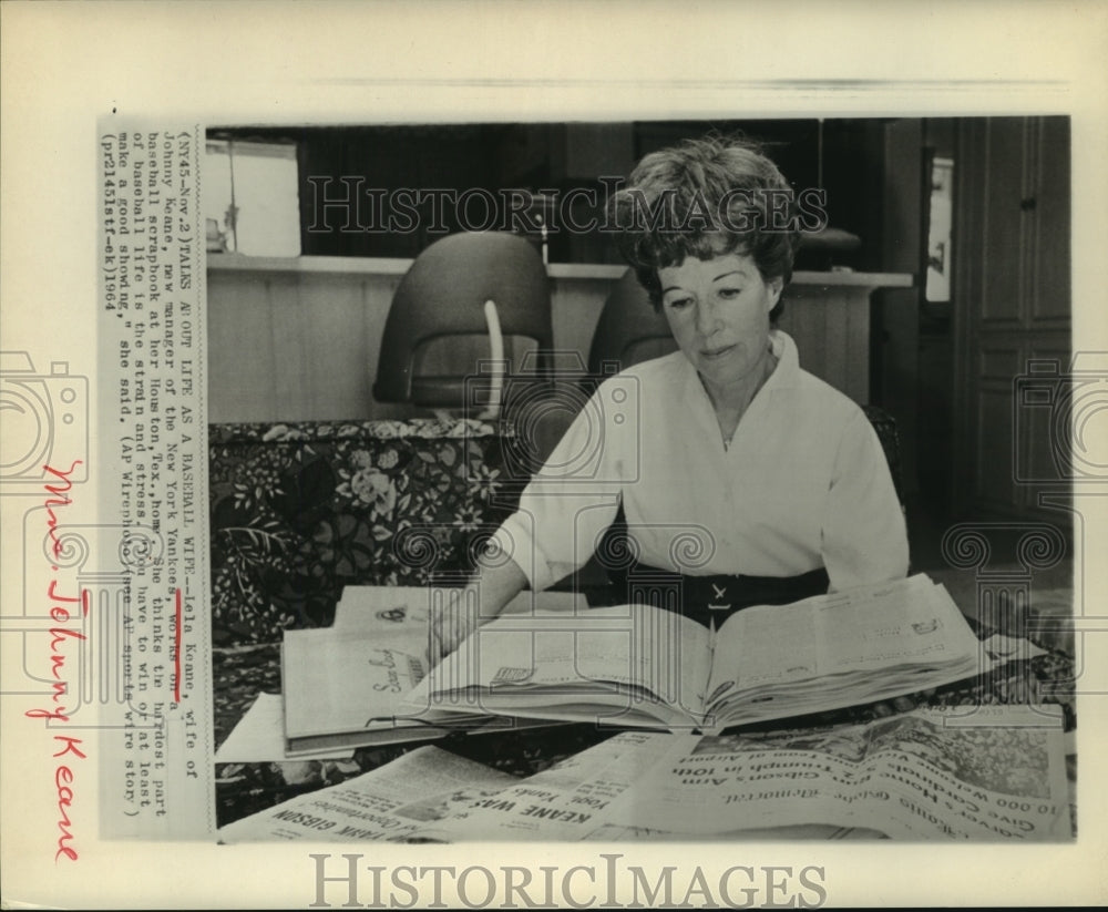 1964 Press Photo Mrs. Johnny Keane works on baseball scrapbook at Houston home.- Historic Images