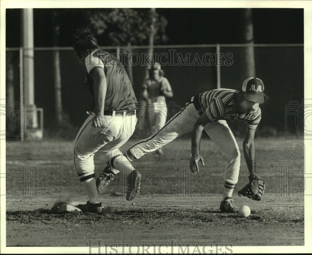 1977 Press Photo Softball player Rich Evans making a play at second base.- Historic Images