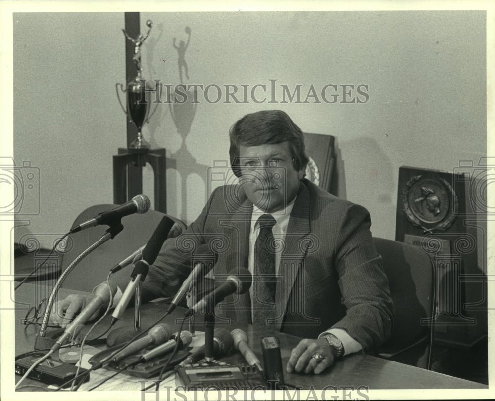 1985 Press Photo University of Houston AD Tom Ford speaks at press conference.- Historic Images