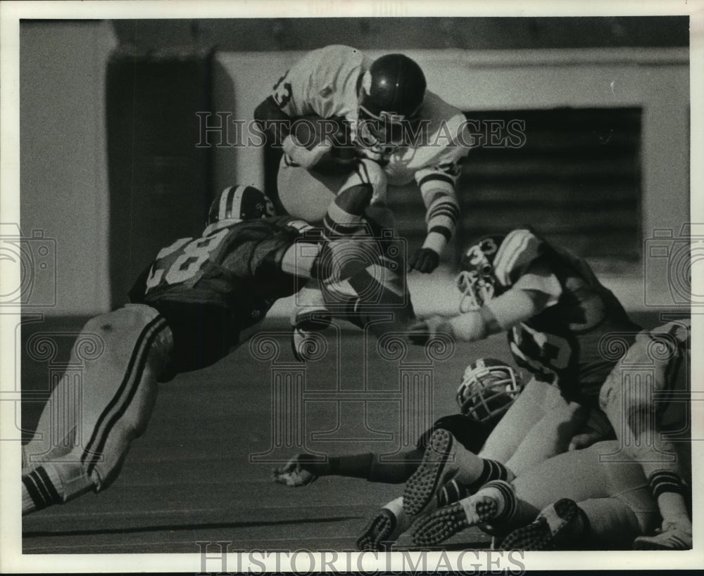 1977 Press Photo University of Arkansas runner Michael Forrest leaps the line.- Historic Images