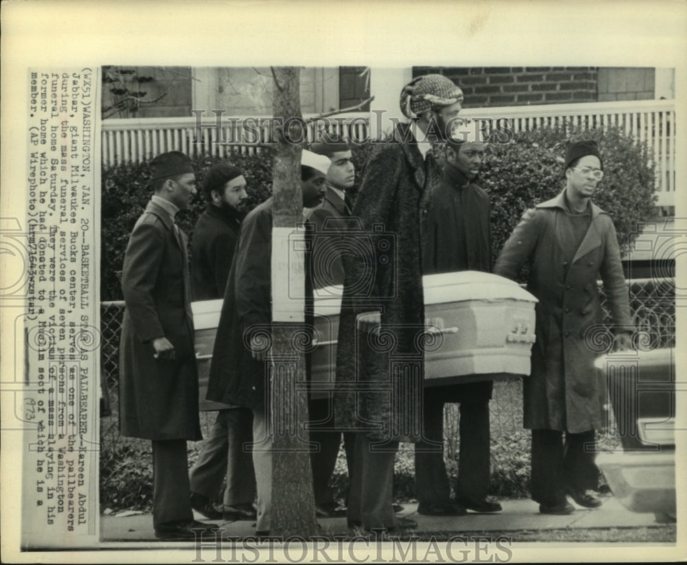 1973 Press Photo Basketball star Kareem Abdul-Jabbar acts as pallbearer.- Historic Images