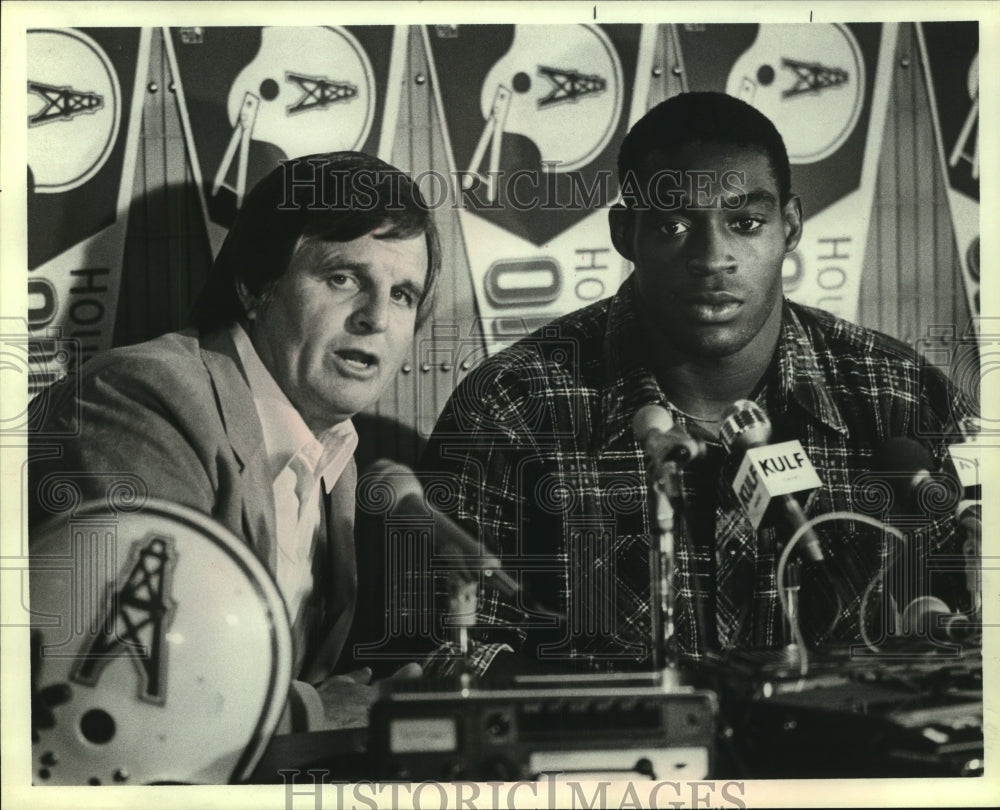 1982 Press Photo Houston Oilers coach Ed Biles and player Robert Abraham.- Historic Images