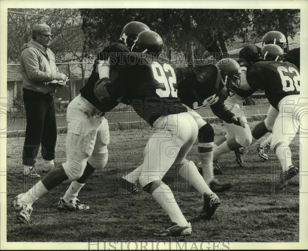 1986 Press Photo Lamar University football coach Ray Alborn works with defense.- Historic Images