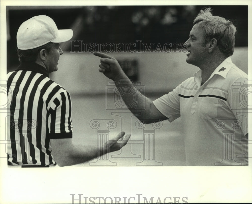 1985 Press Photo Rice coach Ray Alborn disagrees with field judge Ron Underwood.- Historic Images