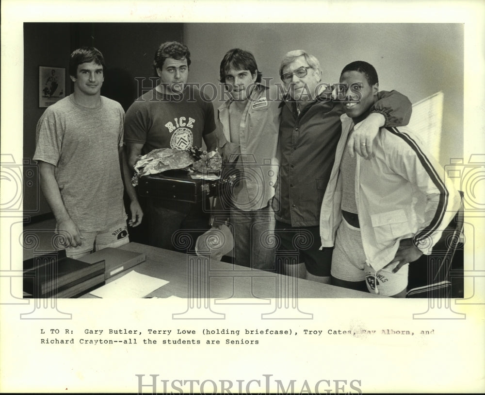 1983 Press Photo Rice University coach Ray Alborn poses with his senior players.- Historic Images