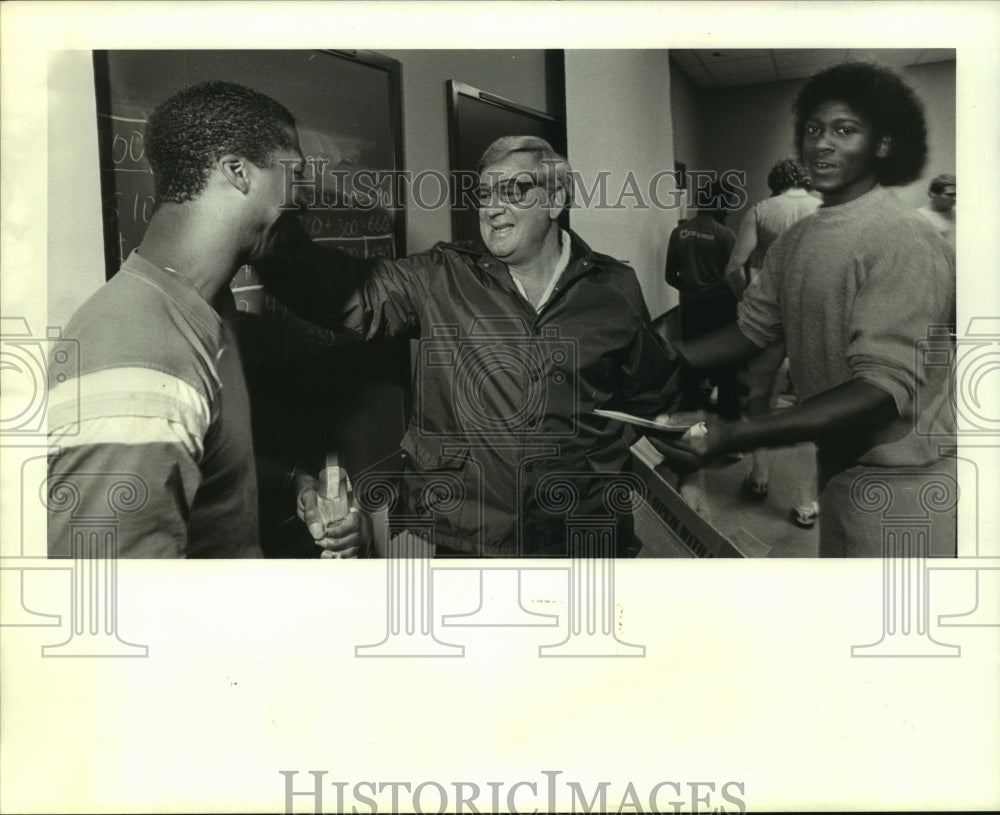 1983 Press Photo Rice Ray Alborn jokes with players after final meeting.- Historic Images