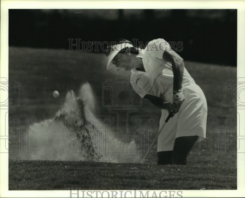 1986 Press Photo Pro golfer Amy Alcott hits out of sand trap on hole #8.- Historic Images