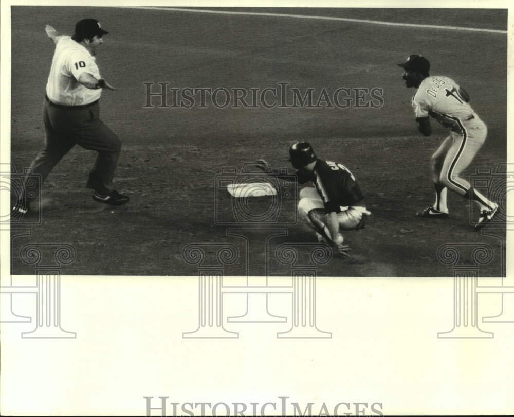 1983 Press Photo Phillies' Ivan DeJesus misses force out at second base.- Historic Images
