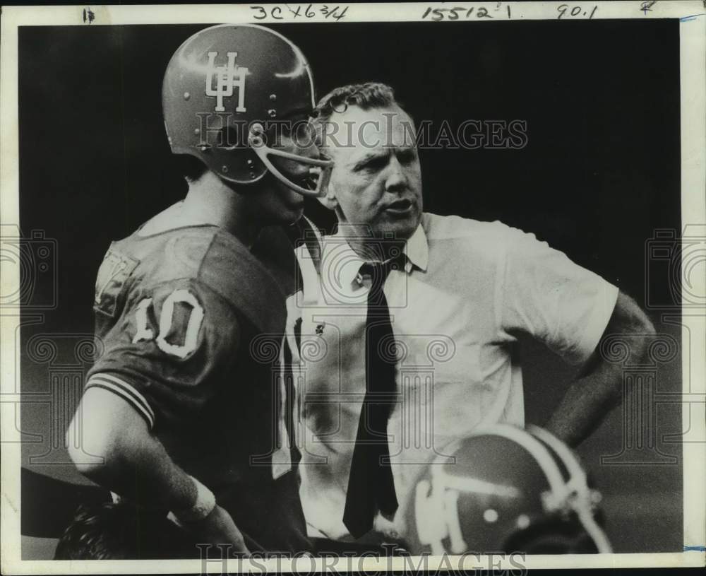 1969 Press Photo University of Houston quarterback Ken Bailey talks to his coach- Historic Images