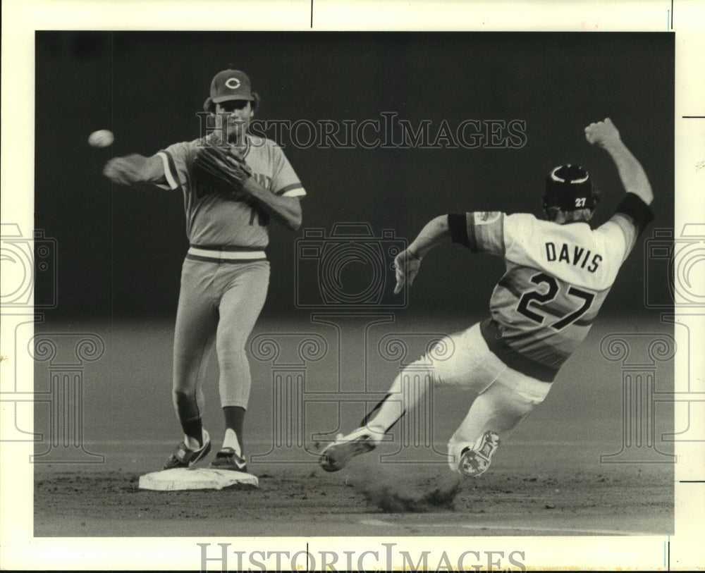 1986 Press Photo Astros&#39; Glen Davis is forced out at second base by Reds&#39; Oester- Historic Images