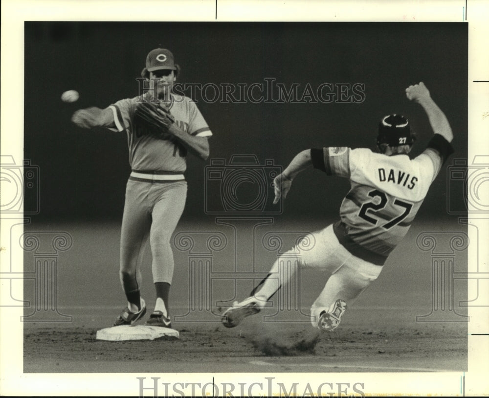 1986 Press Photo Astros' Glen Davis is forced out at second base by Reds' Oester- Historic Images