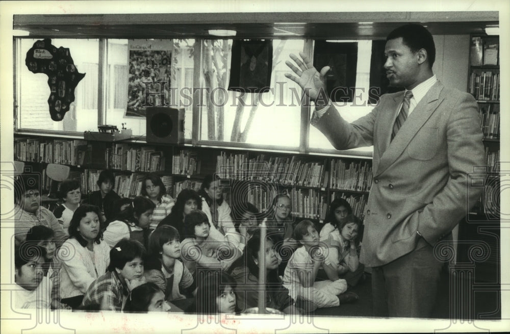 1984 Press Photo Former Oilers&#39; player Willie Alexander talks to fifth graders.- Historic Images