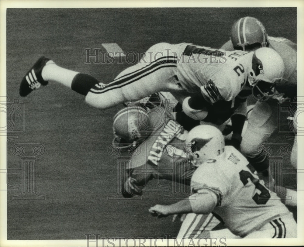 1974 Press Photo Houston Oilers&#39; Willie Alexander upends St. Louis ball carrier- Historic Images