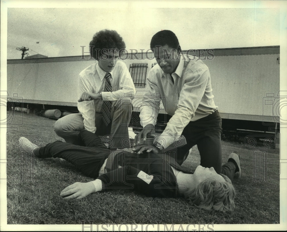 1979 Press Photo Tom Moore teaches Houston Oilers&#39; Willie Alexander CPR.- Historic Images