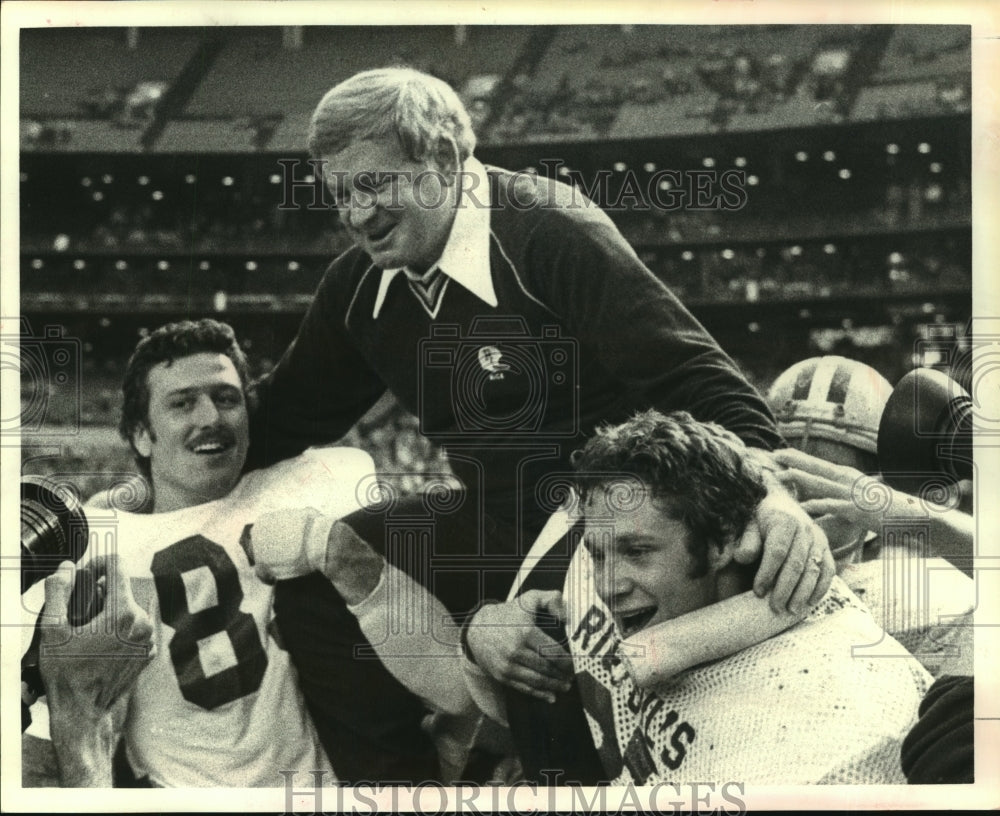 1980 Press Photo Rice football Coach Ray Alborn carried off field in Astrodome.- Historic Images