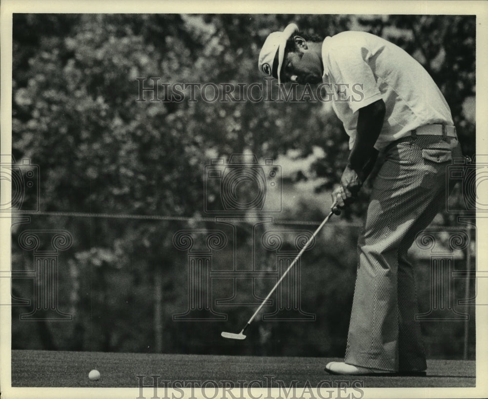 1972 Press Photo Pro Golfer Homero Blancas putts for birdie on 18th green.- Historic Images