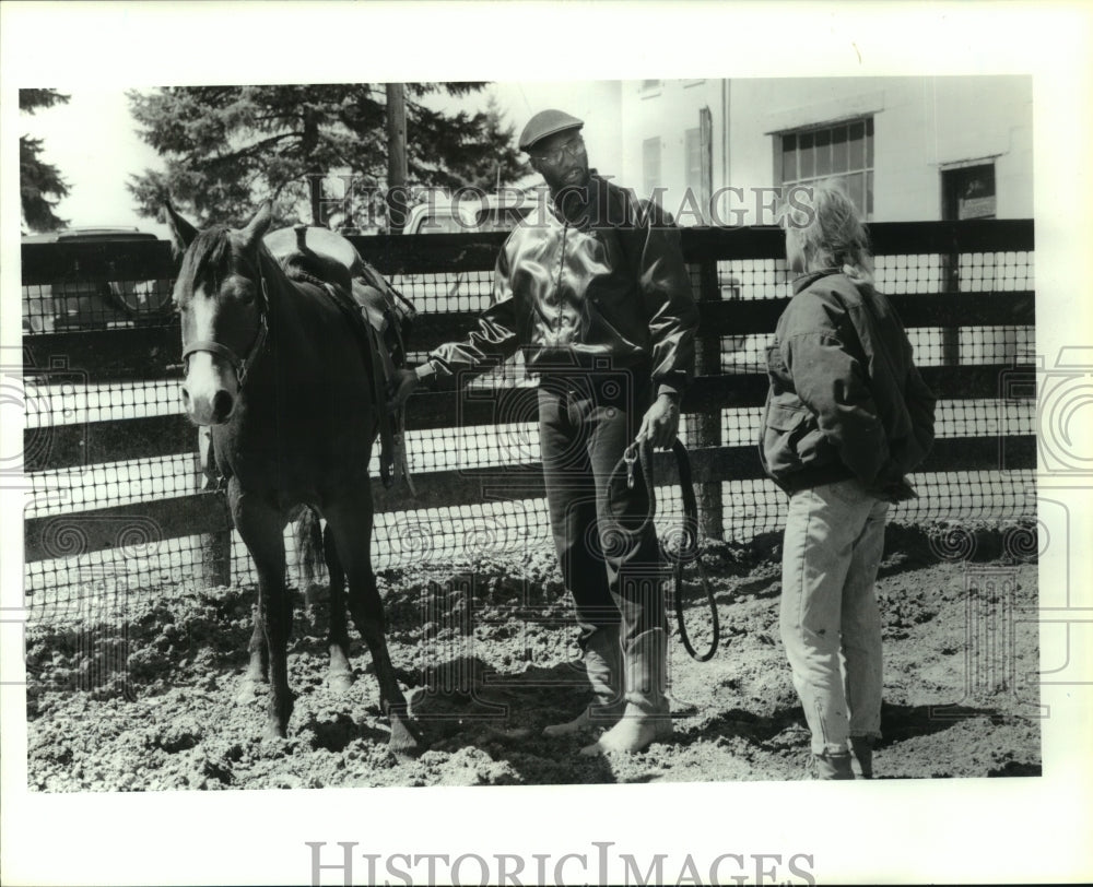 1990 Press Photo Former Steelers star Mel Blount and trainer work with horse.- Historic Images