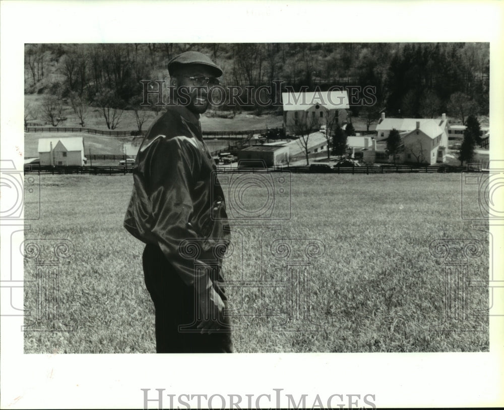 1990 Press Photo Former Steeler Mel Blount walks future site of kids home in PA.- Historic Images