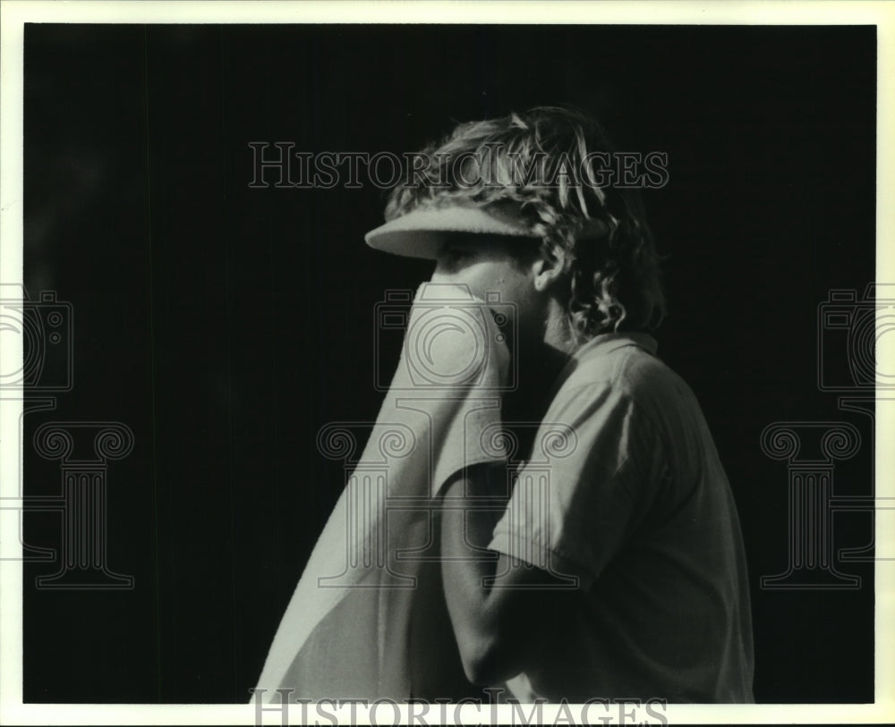 1986 Press Photo Pro golfer Amy Benz uses towel to wipe off sweat in heat.- Historic Images