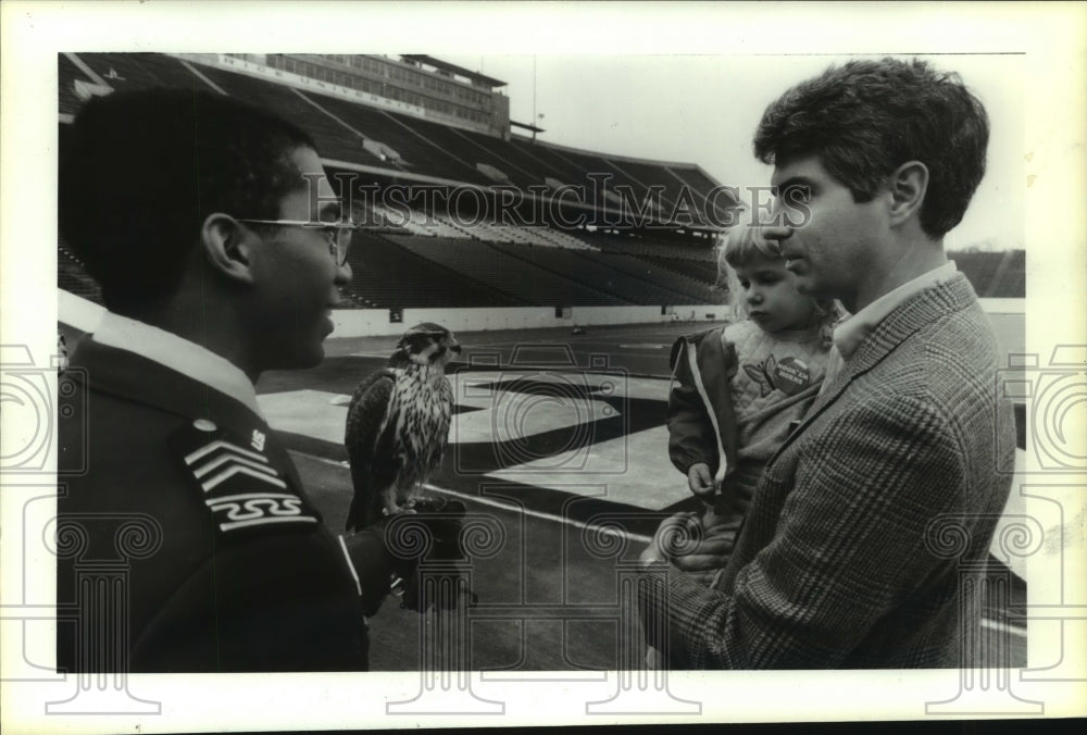 1985 Press Photo AF Academy cadet Billy Bob Brown shows mascot to Malinowski&#39;s.- Historic Images