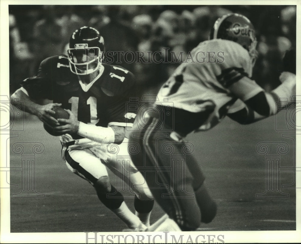 1983 Press Photo Arkansas quarterback Tom Jones rolls out in Bluebonnet Bowl.- Historic Images