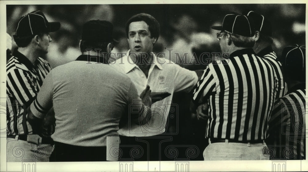 1982 Press Photo UCLA&#39;s Terry Donahue and Michigan&#39;s Bo Shembechler argue.- Historic Images