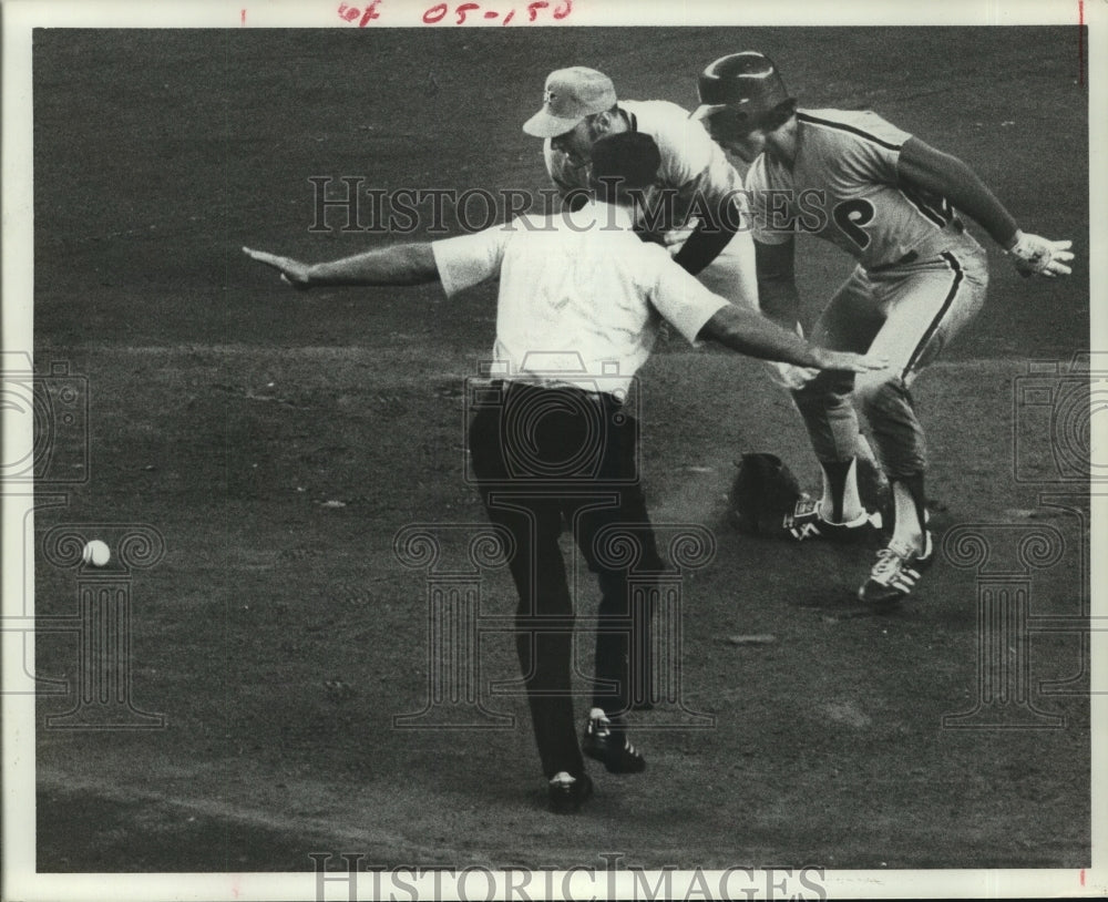 1977 Press Photo Phillies&#39; Jay Johnstone steals second as Art Howe loses ball.- Historic Images