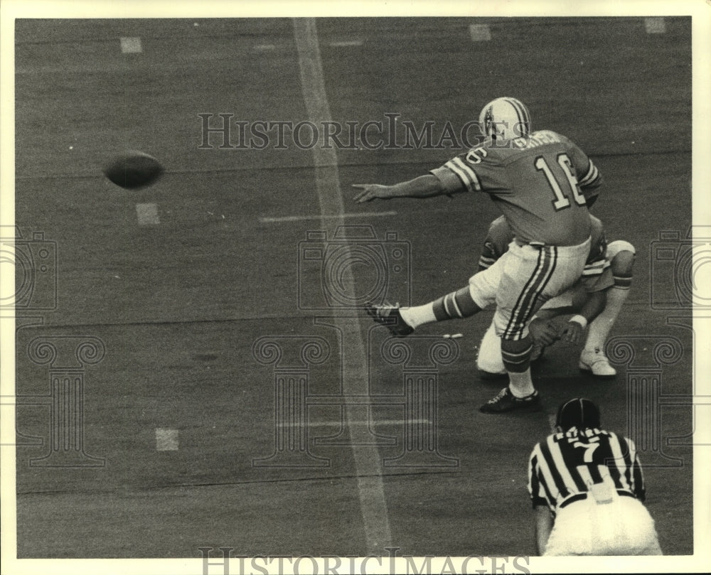 1979 Press Photo Houston Oilers place kicker Toni Fritsch attempts a 51-yarder.- Historic Images