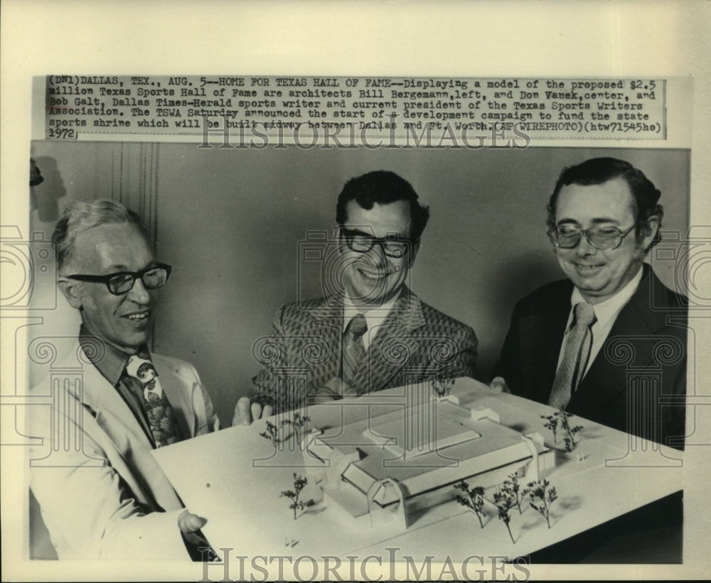 1972 Press Photo Architects and sports writer display proposed Texas Sports Hall- Historic Images