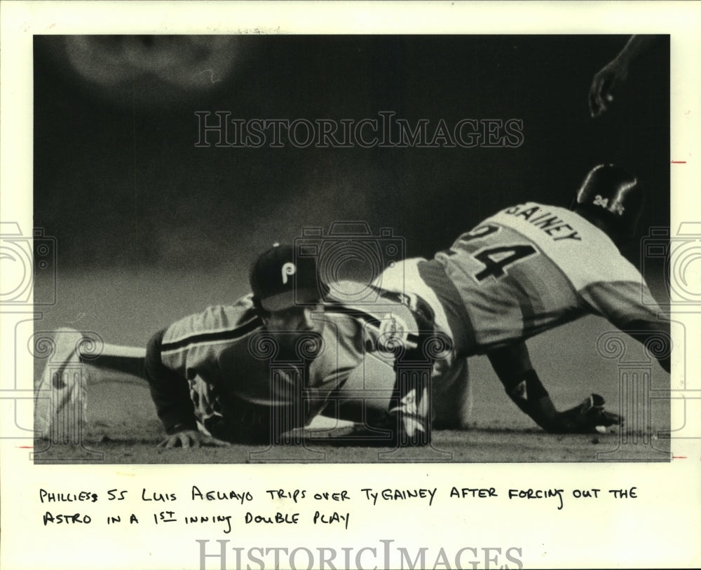 1985 Press Photo Astros' Ty Gainey forced out by Phillies Luis Aguayo in 1st.- Historic Images