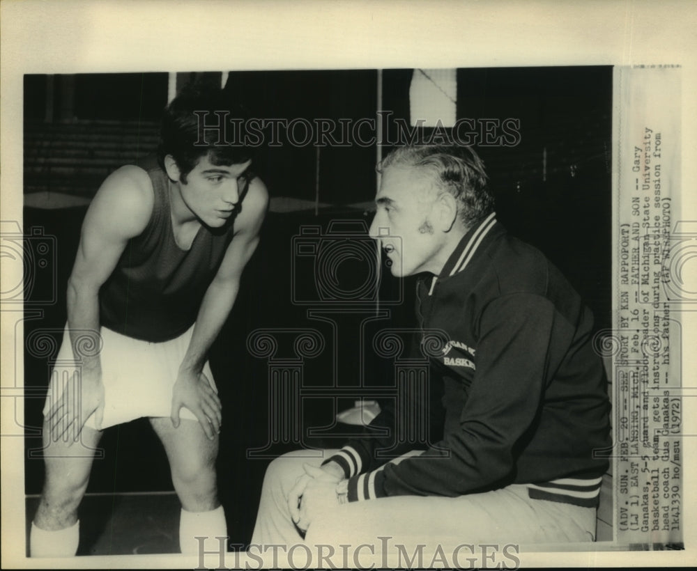 1972 Press Photo Gus Ganakas coaches son Gary at Michigan State University.- Historic Images