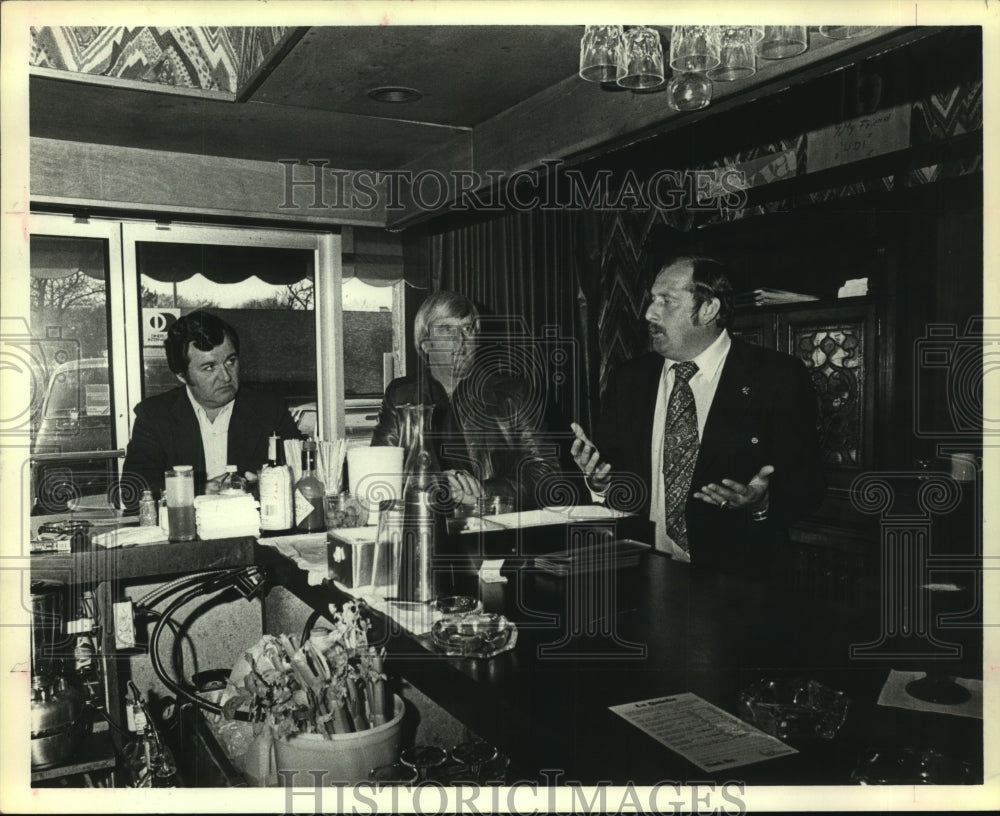 1980 Press Photo Oilers' kicker Toni Fritsch talks with patrons at restaurant.- Historic Images