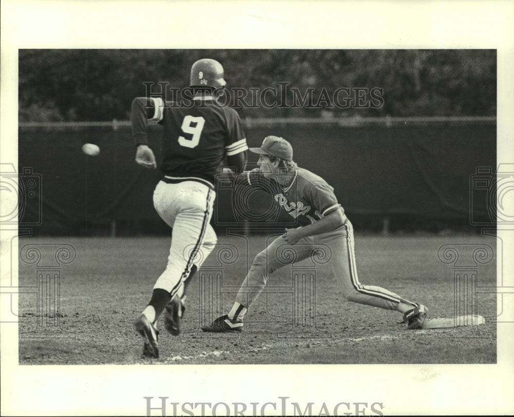 1985 Press Photo Rice first baseman Curtis Foy makes force out against Arkansas.- Historic Images