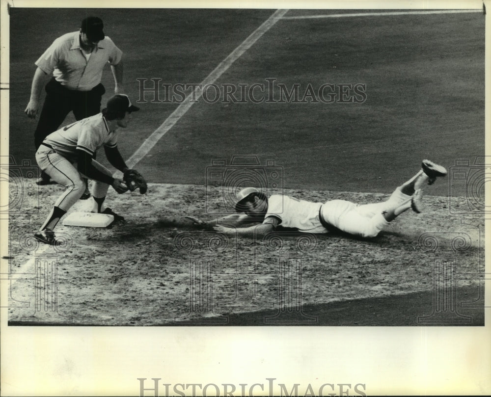 1974 Press Photo Astros' Bob Gallagher slides safely into third base.- Historic Images