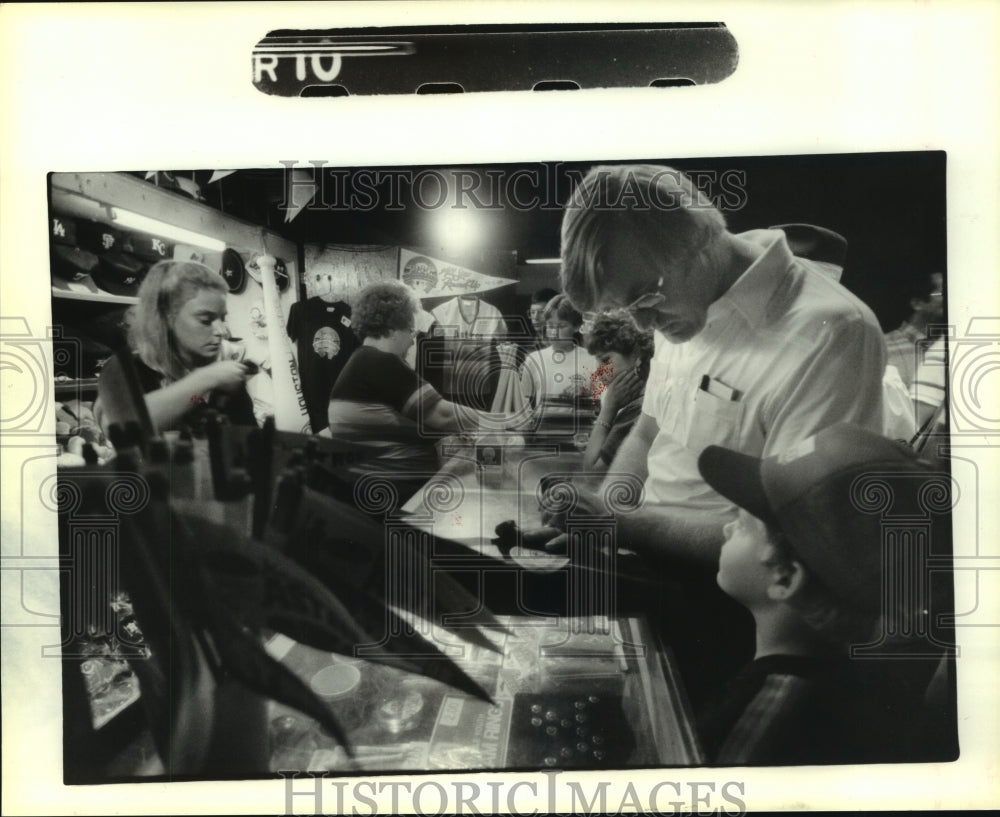 1986 Press Photo Baseball fans at souvenir stand at All-Star game in Houston, TX- Historic Images