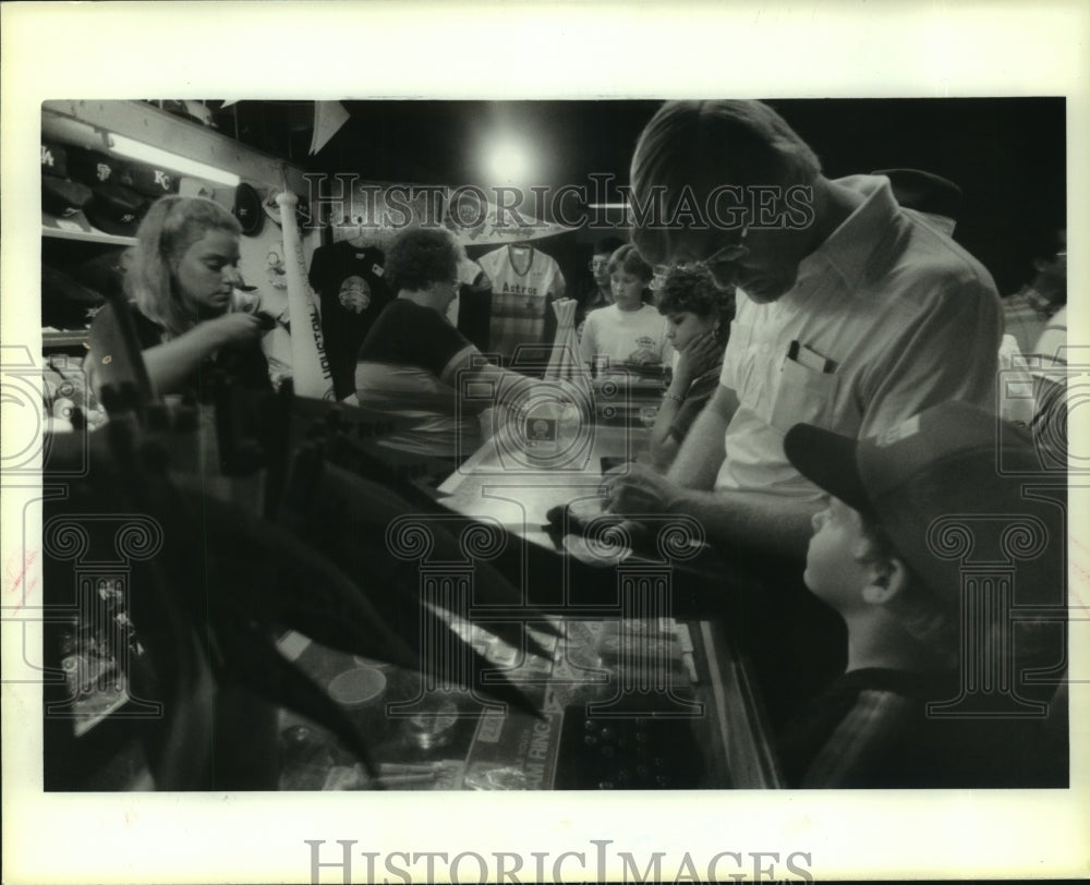 1986 Press Photo Jim Kotch and son Jimmy at souvenir stand during All-Star game.- Historic Images