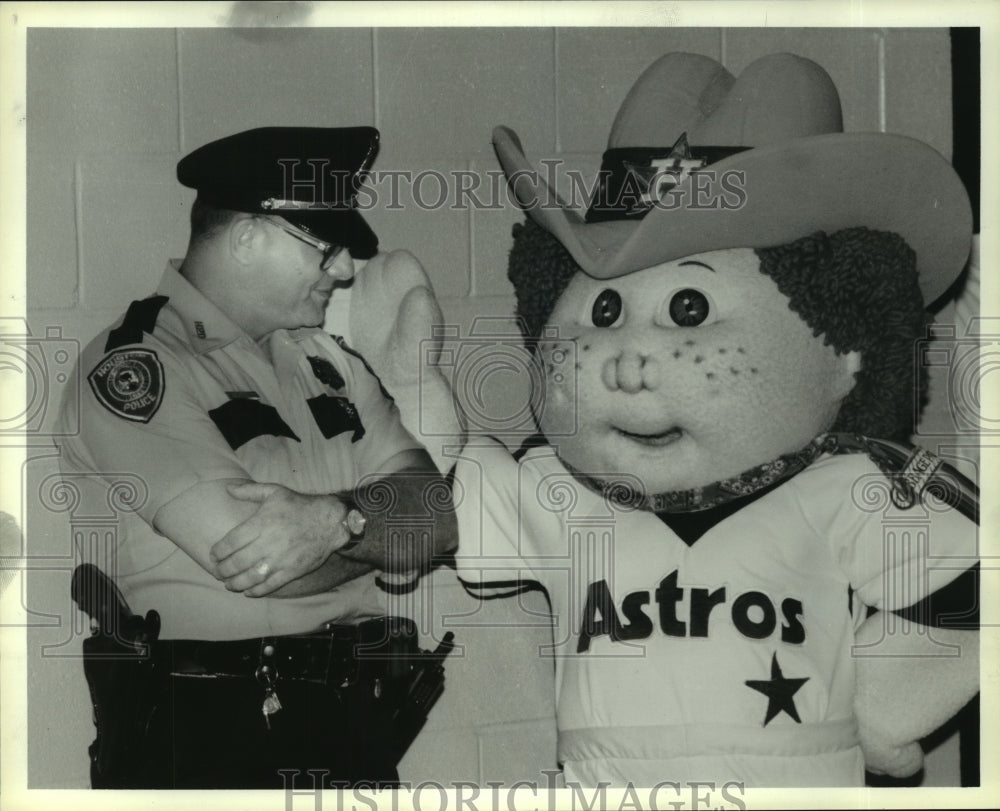 1986 Press Photo Susie Noona, Astros, talks with Officer H.R. Montgomery.- Historic Images