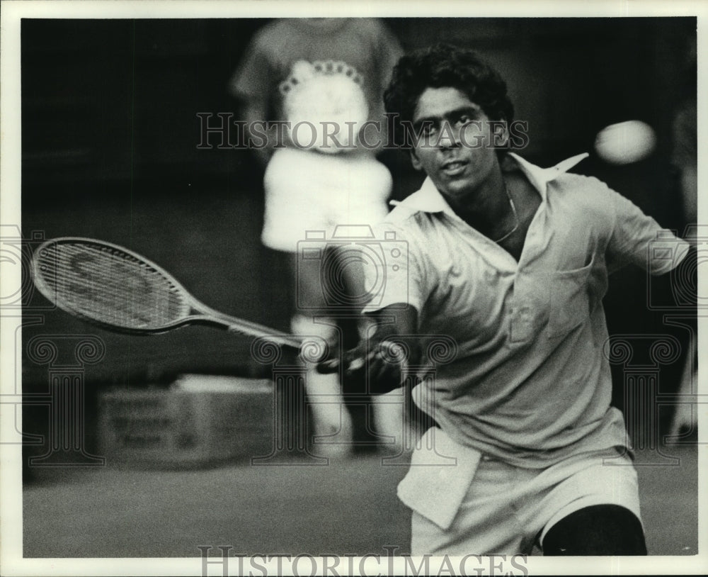 1977 Press Photo Professional tennis player Vijay Amritraj of India. - hcs08600- Historic Images