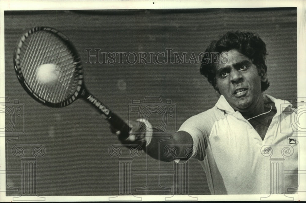 1982 Press Photo Pro tennis player Vijay Amritraj of India hits forehand.- Historic Images