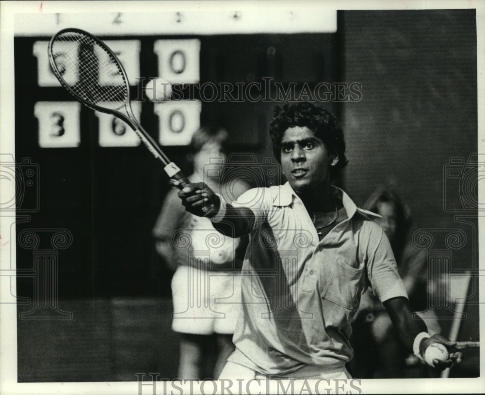 1977 Press Photo Pro tennis player Vijay Amritraj of India hits forehand return.- Historic Images