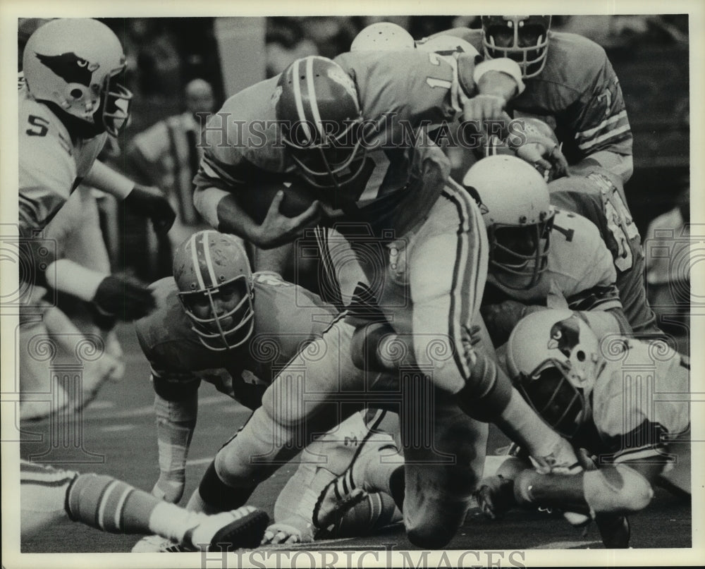 1974 Press Photo Houston Oilers running back George Amundson rushes through line- Historic Images