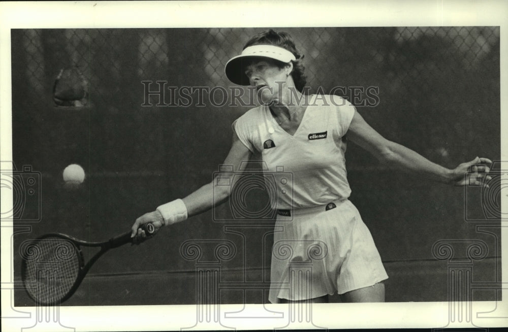 1985 Press Photo Professional tennis player Susan Anawaltt hits forehand volley.- Historic Images