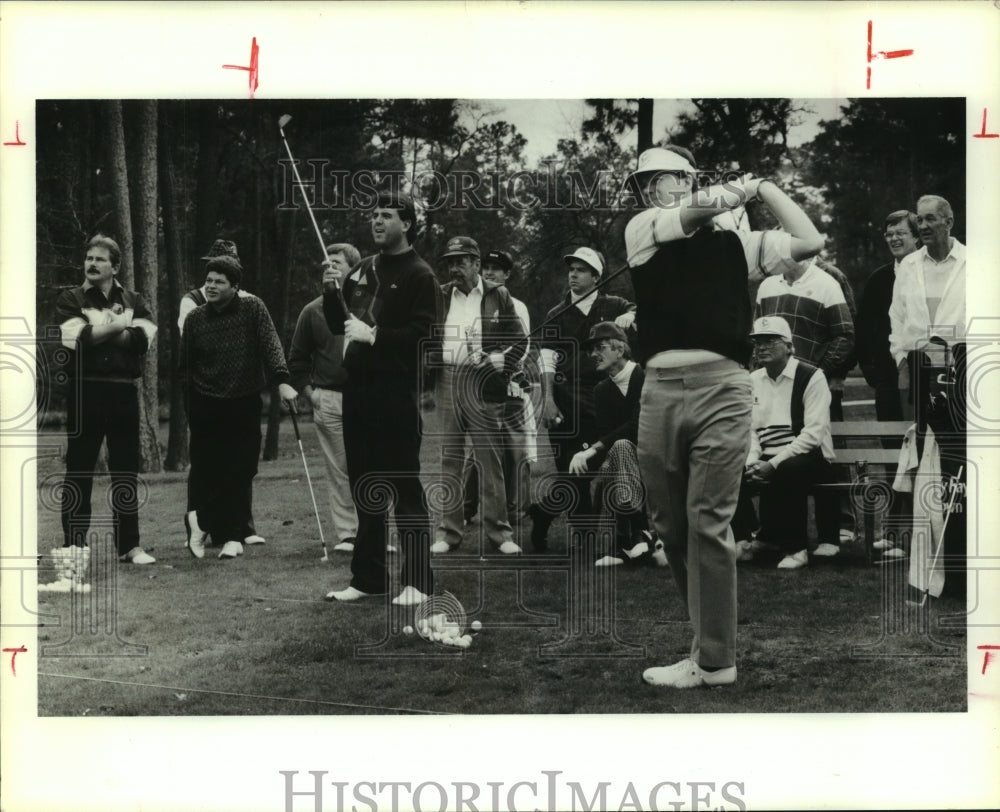 1990 Press Photo Pro golfers Billy Ray Brown, Mike Sullivan hold demonstration.- Historic Images