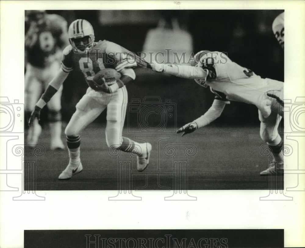1989 Press Photo Oilers' Ernest Givins pulls away from Browns' Thane Gash.- Historic Images