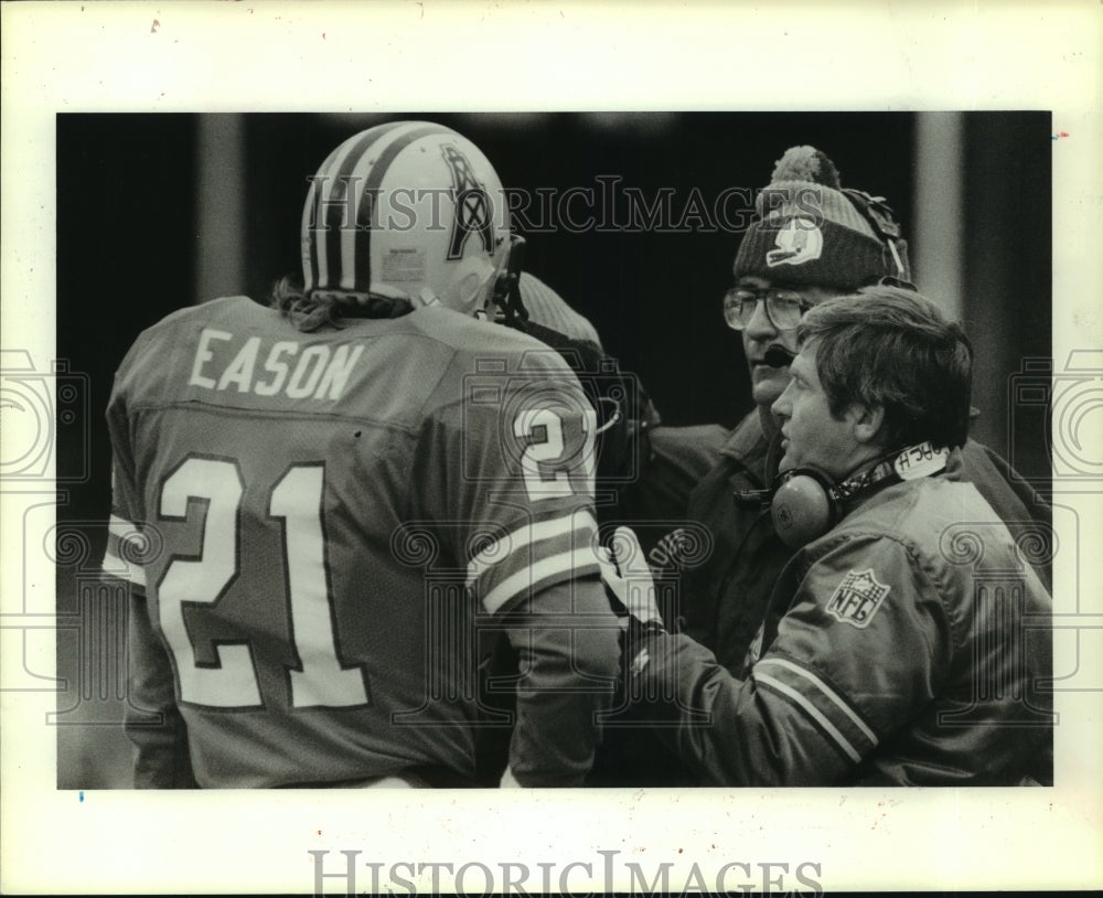 1985 Press Photo Houston Oilers' coach Jerry Glanville talks with Bo Eason.- Historic Images