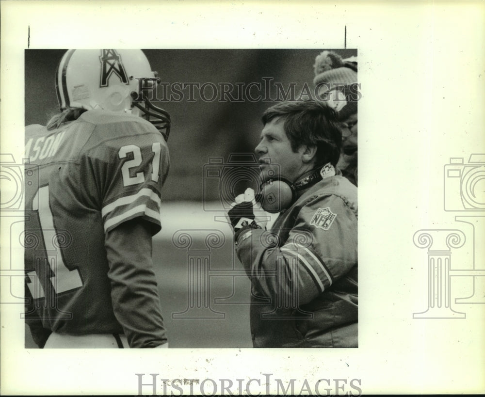 1985 Press Photo Houston Oilers' coach Jerry Glanville confers with Bo Eason.- Historic Images
