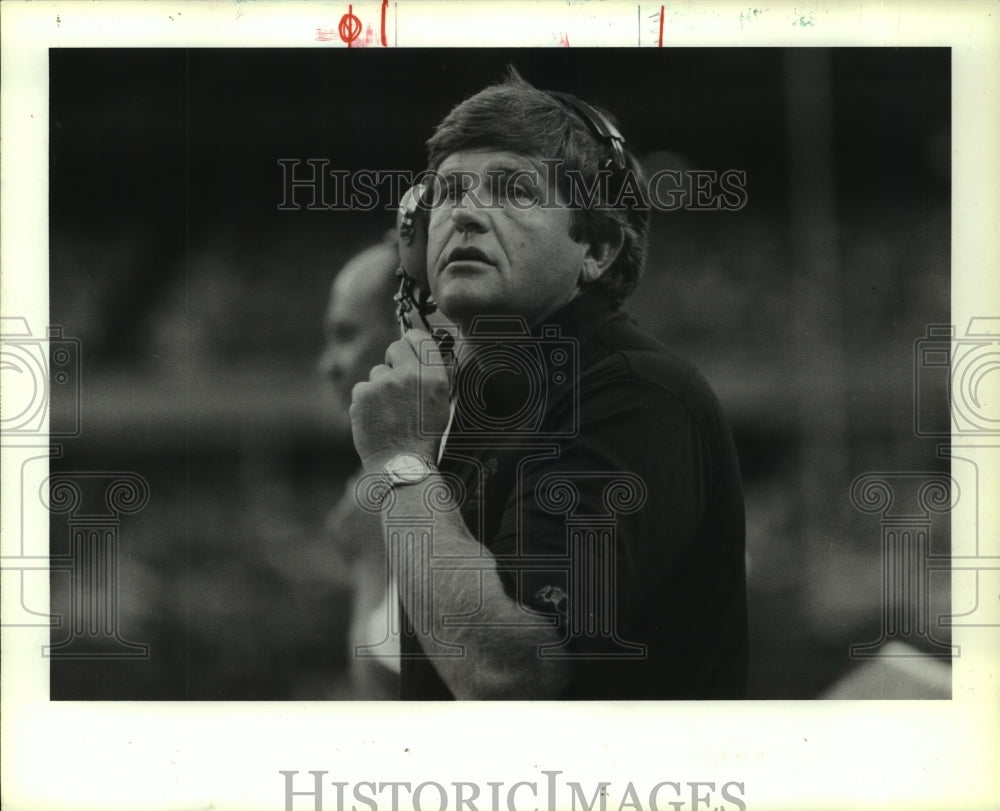 1988 Press Photo Houston Oilers coach Jerry Glanville on sideline during game.- Historic Images