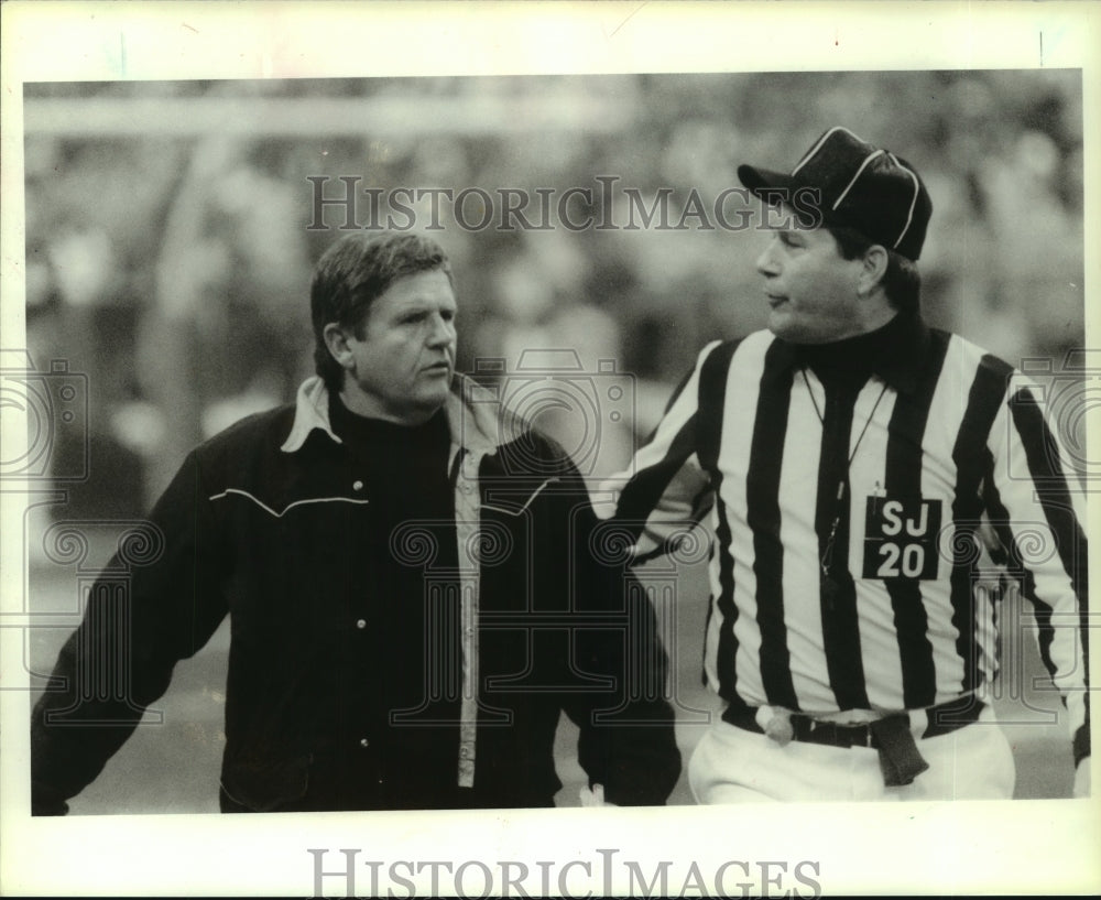 1988 Press Photo Houston Oilers coach Jerry Glanville talks with referee.- Historic Images