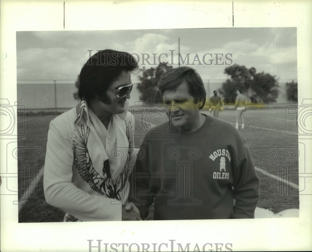 1988 Press Photo Houston Oilers&#39; coach Jerry Glanville greets Elvis impersonator- Historic Images